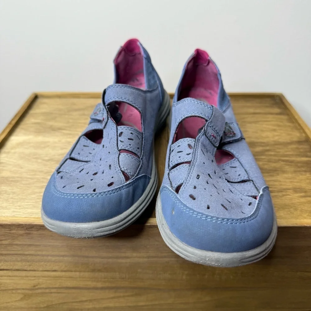 Aravon Barbara Mary Jane shoe in blue suede leather with a dark pink trim
